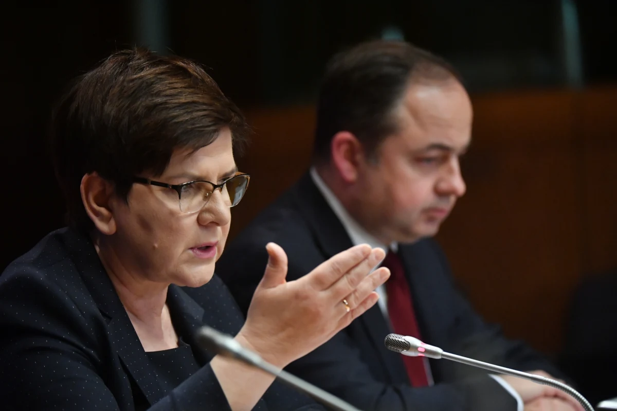 Premier Szydło jest zdziwiona doniesieniami RMF FM, natomiast wiceszef MSZ Konrad Szymański potwierdza: nastąpiło ostatnio ochłodzenie na linii Warszawa – Bruksela. Nasza korespondentka w Brukseli Katarzyna Szymańska-Borginon donosi, że od czasu przegranej rządu w sprawie ponownego wyboru Donalda Tuska na szefa Rady Europejskiej, nastąpiło zamrożenie wzajemnych relacji. 