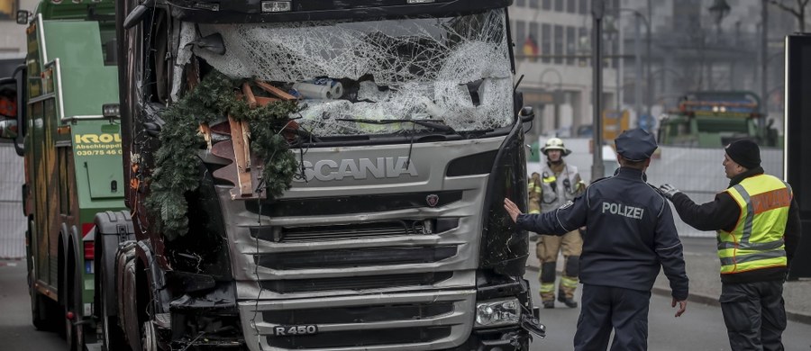 ​Biegli sądowi zabezpieczyli ślady na naczepie użytej w zamachu w Berlinie i zostanie ona wydana właścicielowi - poinformowała szczecińska Prokuratura Krajowa. Śledczy nie podjęli jeszcze decyzji w sprawie zwrotu ciągnika.