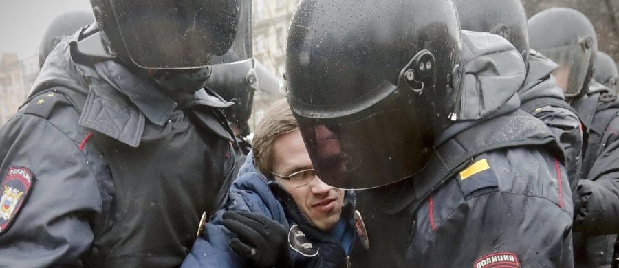 Po sobotnich zatrzymaniach w Petersburgu podczas akcji protestu organizowanej przez opozycyjny ruch Otwarta Rosja noc na komisariacie spędziło 16 osób. Policja wobec ponad 70 osób sporządziła protokoły dotyczące wykroczenia administracyjnego. Łącznie policja zatrzymała w sobotę w Petersburgu 106 uczestników protestu.