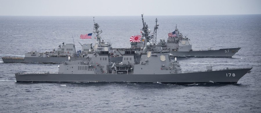 ​Rząd w Seulu potwierdził, że na Morzu Japońskim trwają ćwiczenia południowokoreańskiej marynarki wojennej z Amerykanami. W tym dniu USA i Korea Południowa zakończyły inne, doroczne ćwiczenia wojskowe "Foal Eagle".