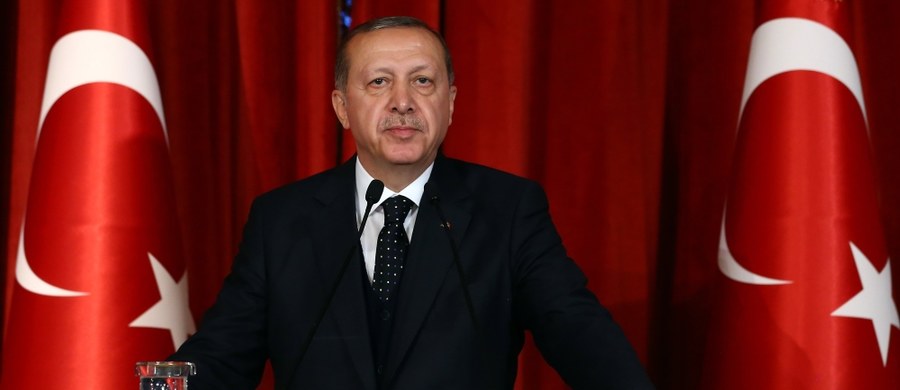 Turecka państwowa agencja ds. telekomunikacji i internetu poinformowała, że przyczyną zablokowania w kraju dostępu do Wikipedii jest zamieszczanie przez tę internetową encyklopedię treści sugerujących, że Turcja wspiera terroryzm. "Mimo podejmowanych (przez nas) starań treści błędnie informujące, że Turcja wspiera organizacje terrorystyczne, nie zostały usunięte" - przekazała agencja na Twitterze.