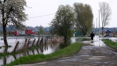Dolny Śląsk: Niecodzienna akcja strażaków. Wezbrana rzeka odcięła 5 mężczyzn i ich auta