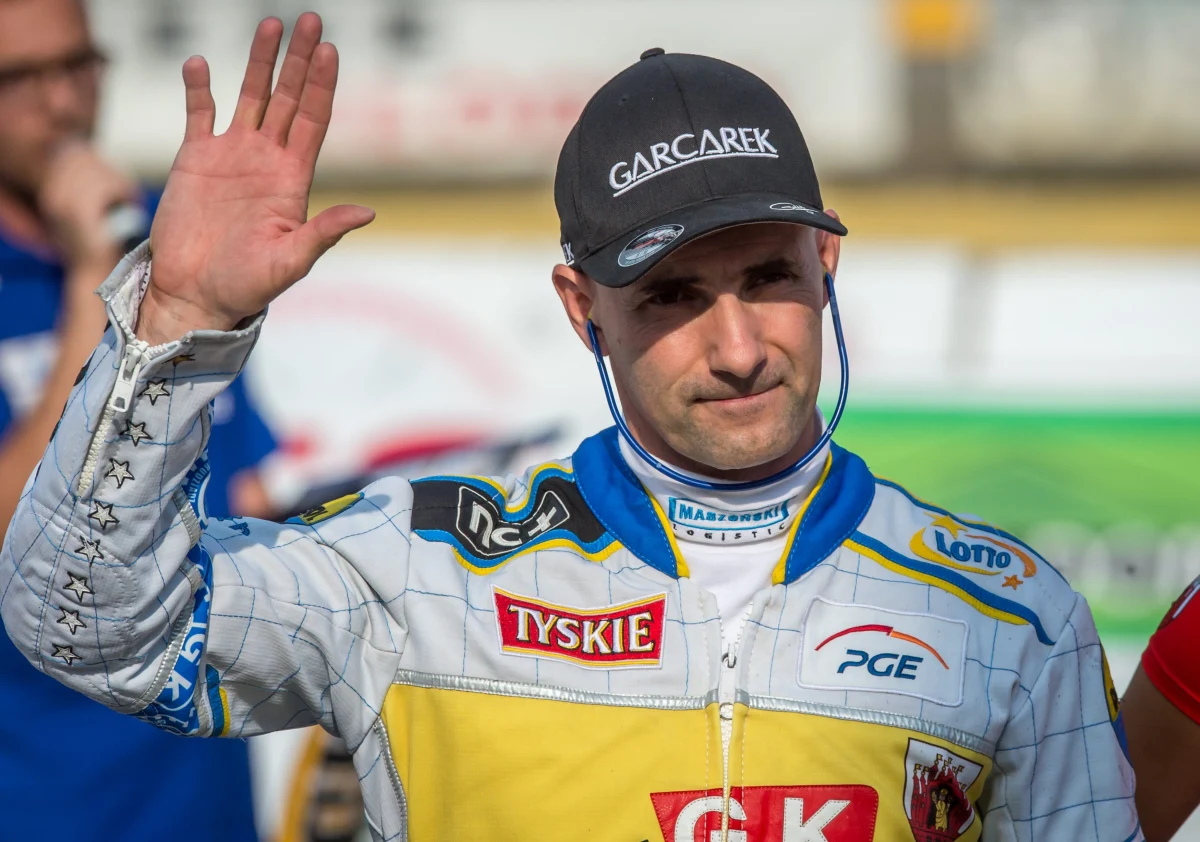 Ogromnymi brawami sześć tysięcy kibiców żużlowej Polonii Bydgoszcz powitało wiadomość o tym, że zarząd klubu zdecydował się powierzyć Tomaszowi Gollobowi funkcję prezesa. Decyzja została ogłoszona w czasie zwycięskiego ligowego meczu Polonii ze Stalą Rzeszów (46:44). "Wspólnie z zarządem zdecydowaliśmy, że Tomek przejmie zarządzanie klubem tak szybko, jak tylko będzie mógł. Ja natomiast do tego czasu spróbuję doprowadzić do sytuacji, w której klub będzie oddłużony" - poinformował natomiast po meczu właściciel Polonii i ojciec żużlowca, Władysław Gollob.