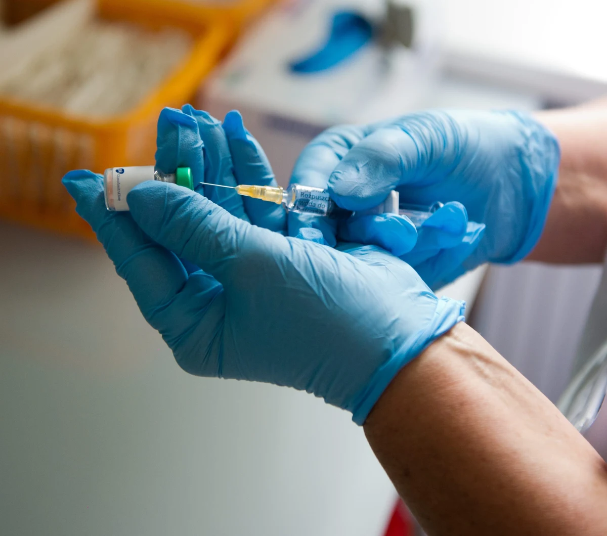 Ok. 7 tys. dzieci w rejonie miasta Udine na północy Włoch będzie trzeba ponownie zaszczepić przeciw podstawowym chorobom, bo jedna z tamtejszych pielęgniarek jest podejrzana o to, że "udawała, iż robi szczepienia". Zdradzić miało ją to, że dzieci nie płakały.