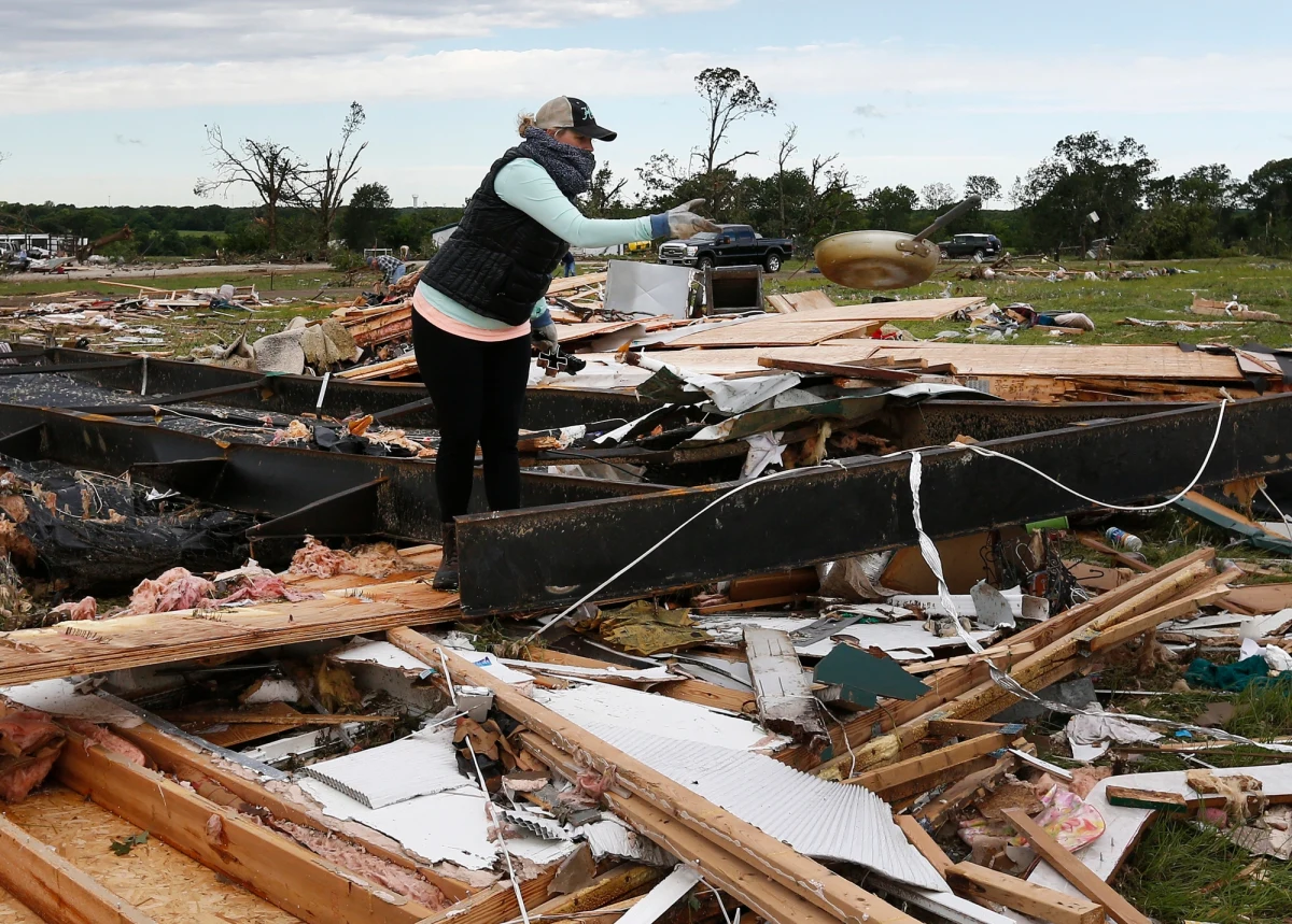 Tornada i powodzie, które przeszły przez Południe i Środkowy Zachód Stanów Zjednoczonych spowodowały już śmierć 11 osób. W stanie Kansas (Midwest) doszło do rzadkiej o tej porze roku śnieżycy. Na szczęście nikt w niej nie zginął. 