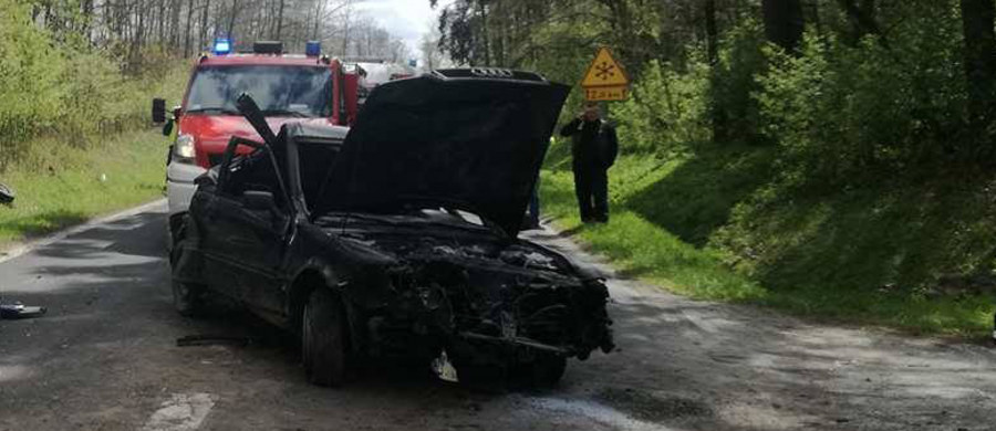 Tragiczny wypadek na drodze wojewódzkiej numer 742 między Włoszczową a Nagłowicami w Świętokrzyskiem. W miejscowości Oksa samochód uderzył w drzewo. 