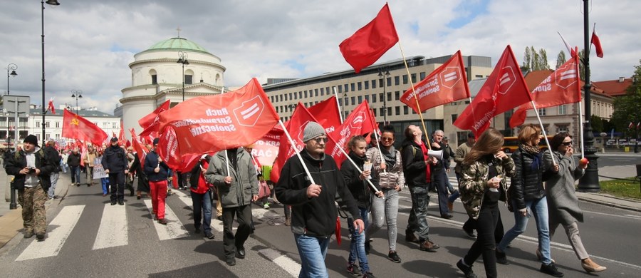 Ok. 500 osób uczestniczyło w Warszawie w Marszu Sprawiedliwości Społecznej zorganizowanym m.in. przeciwko niewypłacaniu pracownikom wynagrodzeń. Demonstracja Ruchu Sprawiedliwości Społecznej przeszła z ronda de Gaulle'a przed kancelarię premiera.