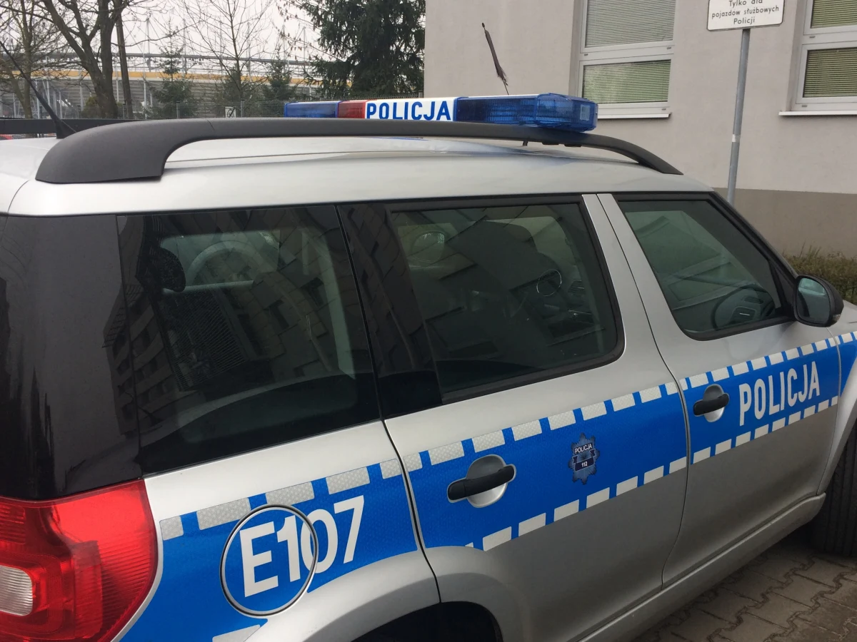 Policjanci zatrzymali 57-letniego mężczyznę, który zniszczył kilkadziesiąt nagrobków na cmentarzu w Dźwierzutach w województwie warmińsko-mazurskim. Mężczyzna nie chciał poddać się badaniu trzeźwości.