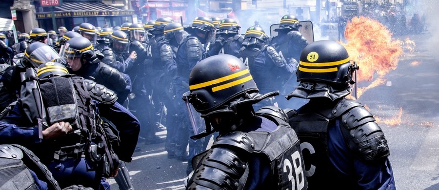 ​Co najmniej trzech policjantów zostało rannych w starciach ulicznych w czasie pierwszomajowej demonstracji związkowców w Paryżu. Grupy anarchistów i chuliganów obrzuciły koktajlami Mołotowa oraz kamieniami funkcjonariuszy, którzy odpowiedzieli użyciem gazu łzawiącego.