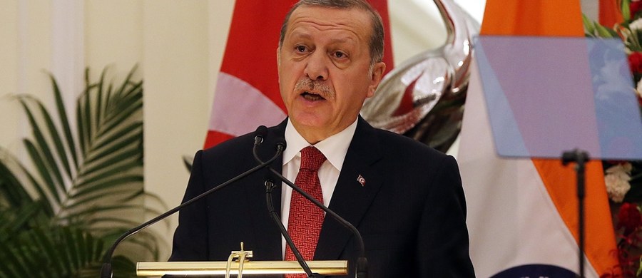 ​Prezydent Turcji Recep Tayyip Erdogan powiedział, że obywatele jego kraju w referendum zdecydują o kontynuowaniu starań o przyjęcie Turcji do Unii Europejskiej. Erdogan oznajmił to w wywiadzie dla indyjskiej telewizji.