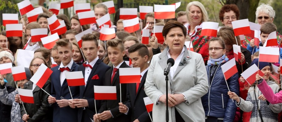 Polacy to jedna "biało-czerwona rodzina", która nawet jeśli jest rozproszona po świecie, jednoczy się pod biało-czerwoną flagą - mówiła premier Beata Szydło w Ryczowie (woj. małopolskie) na obchodach Dnia Flagi RP. Nawiązała do tego, że 2 maja to też Dzień Polonii i Polaków za Granicą.