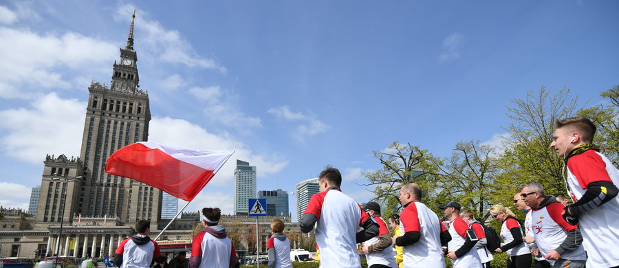 Ważnym przystankiem na trasie naszej biało-czerwonej sztafety była Warszawa. Tutaj dokonaliśmy czegoś, co nie zdarza się często - nasz bieg z flagą połączył polityków rożnych opcji w radosnym świętowaniu dzisiejszego dnia. 