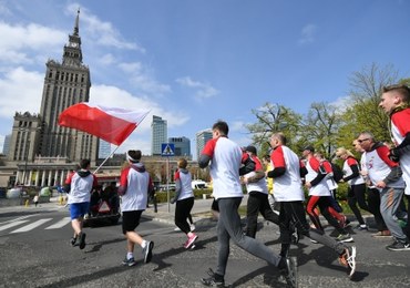 Biało-czerwona sztafeta w Warszawie: Nasz bieg połączył polityków!