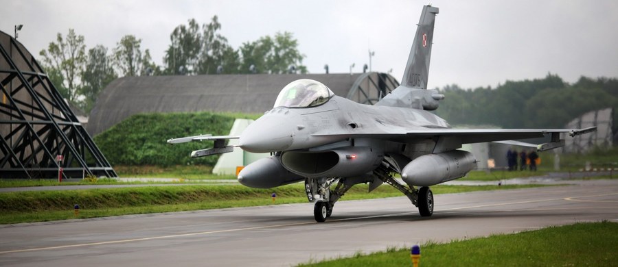 ​Polscy lotnicy z myśliwcami F-16 objęli na 4 miesiące nadzór nad przestrzenią powietrzną państw bałtyckich. Ceremonia przejęcia tej misji od Holendrów odbyła się w bazie w Szawlach na Litwie - poinformowało litewskie ministerstwo ochrony kraju.