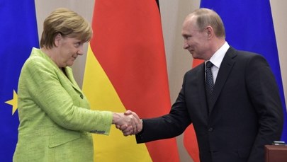 Putin spotkał się z Merkel. "Rosja nie ingeruje w życie polityczne innych krajów"