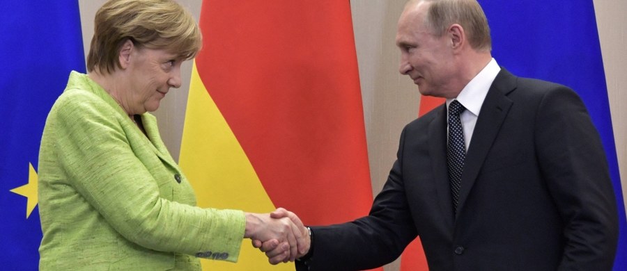 Przywódcy Rosji i Niemiec - Władimir Putin i Angela Merkel - zapewnili o aktualności porozumień mińskich i formatu normandzkiego - mechanizmów, których celem jest uregulowanie konfliktu w Donbasie - i ocenili, że nie są potrzebne nowe porozumienia. Putin zapewnił podczas konferencji po spotkaniu z niemiecką kanclerz, że ​Rosja nigdy nie ingeruje w życie polityczne innych krajów. Określił jako pogłoski opinie dotyczące wpływu Rosji na procesy wyborcze w USA. Merkel poruszyła także temat dot. prześladowań homoseksualistów w Czeczenii.