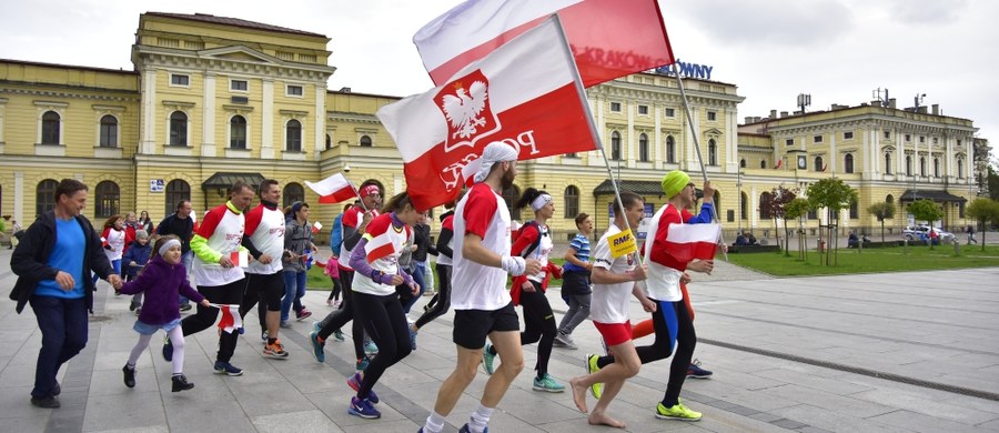 Po godzinie 14 biało-czerwona sztafeta RMF FM przybyła do Krakowa. Flagę na Rynek Główny przynieśli biegacze, a następnie trafiła ona na Kopiec Kościuszki, gdzie zawiózł ją swoim quadem Rafał Sonik.