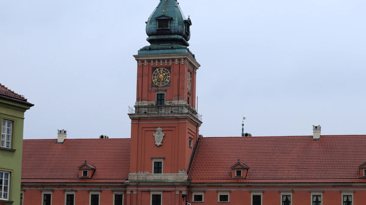 Zamek Królewski w Warszawie, okolice placu Zamkowego, Archikatedra świętego Jana i Świątynia Opatrzności Bożej - między innymi te miejsca w stolicy są związane z Konstytucją 3 Maja i jej historią. "Konstytucja została uchwalona w czasie Sejmu Czteroletniego, który zbierał się właśnie na Zamku Królewskim. To miejsce do 1795 roku spełniało funkcję obecnego parlamentu przy ulicy Wiejskiej. Obrady w 1791 roku paradoksalnie były bardzo krótkie: w momencie, gdy podjęto decyzję o tym, że będą prowadzone rozmowy o Konstytucji, król Stanisław August Poniatowski podniósł rękę, żeby zabrać głos. Zostało to odebrane tak, że chce, aby Konstytucja została zaprzysiężona. Wtedy przyjęto Konstytucję przez aklamację. Stało się to bardzo szybko" - przypomina w rozmowie z RMF FM przewodnik miejski po Warszawie Marcin Strachota. 3 maja 2017 roku - po 226 latach od tamtych wydarzeń - dziennikarze RMF FM sprawdzają, jak dziś wyglądają te ważne dla historii Polski miejsca.