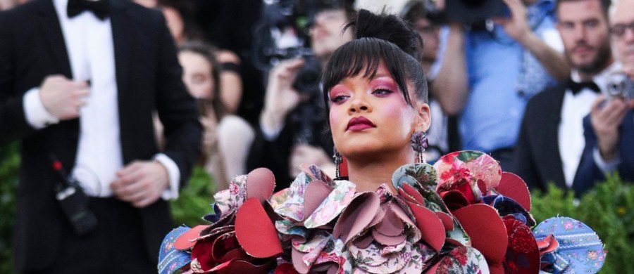 Tegoroczna MET Gala - impreza otwierająca coroczną wystawę w Metropolitan Museum of Art w Nowym Jorku - należała do niej! Rihanna zadziwiła fotoreporterów bardzo oryginalną kreacją. 