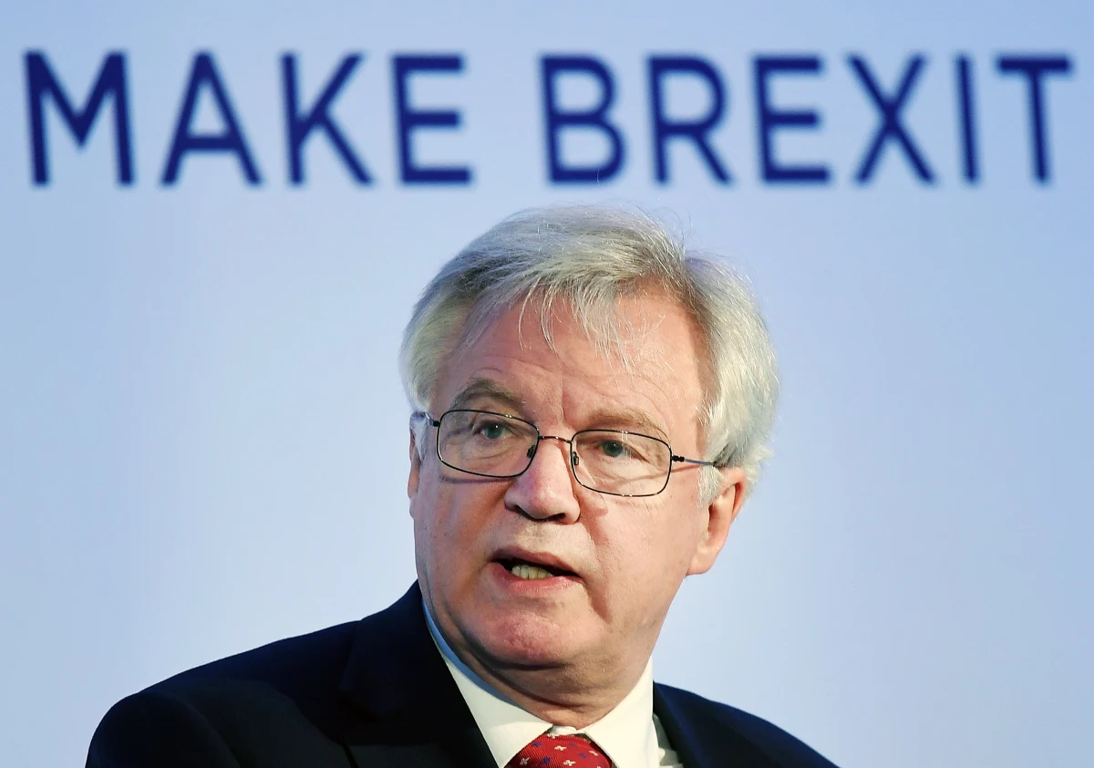 "Financial Times" podał, że UE będzie zabiegać, by W. Brytania zapłaciła 100 mld euro "rachunku" za wyjście z Unii ("Brexit bill"). Minister ds. Brexitu David Davis zapewnił natychmiast, że takiej sumy Londyn nie zapłaci.