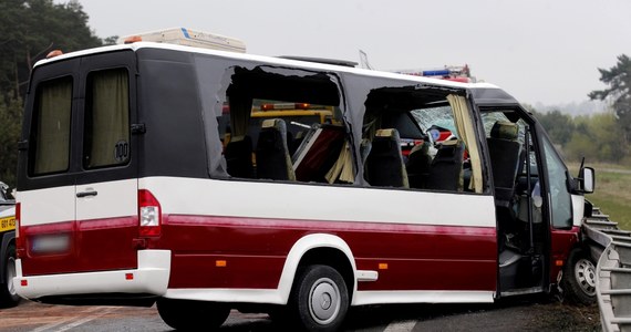 Jedna osoba zginęła, a trzy zostały ciężko ranne ranne w wypadku na S1 w Śląskiem. W Mierzęcicach - między Pyrzowicami a Podwarpiem - bus zderzył się z samochodem osobowym.