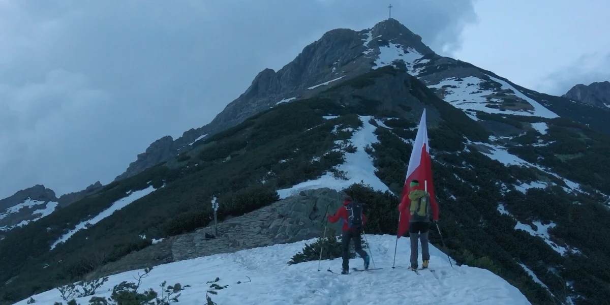 2 maja biało-czerwona sztafeta RMF FM przemierzyła całą Polskę. Flaga, z którą o poranku ruszyliśmy z Helu, wieczorem znalazła się na Giewoncie. Zanieśli ją tam sportowiec Andrzej Bargiel i ratownik TOPR Andrzej Mikler. 