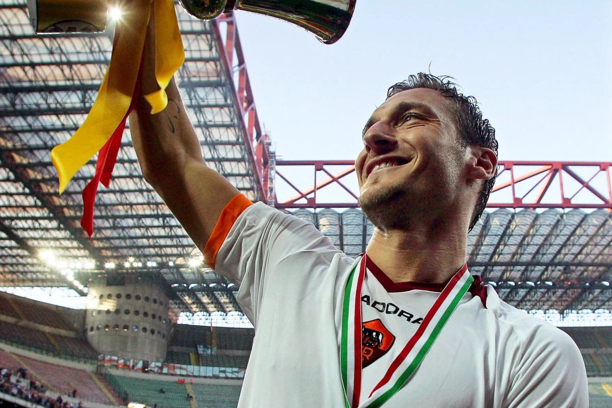 Rzymski klub ogłosił, że mecz z Genoą będzie ostatnim spotkaniem dla  Francesco Tottiego w barwach AS Roma. To koniec pewnej piłkarskiej epoki.