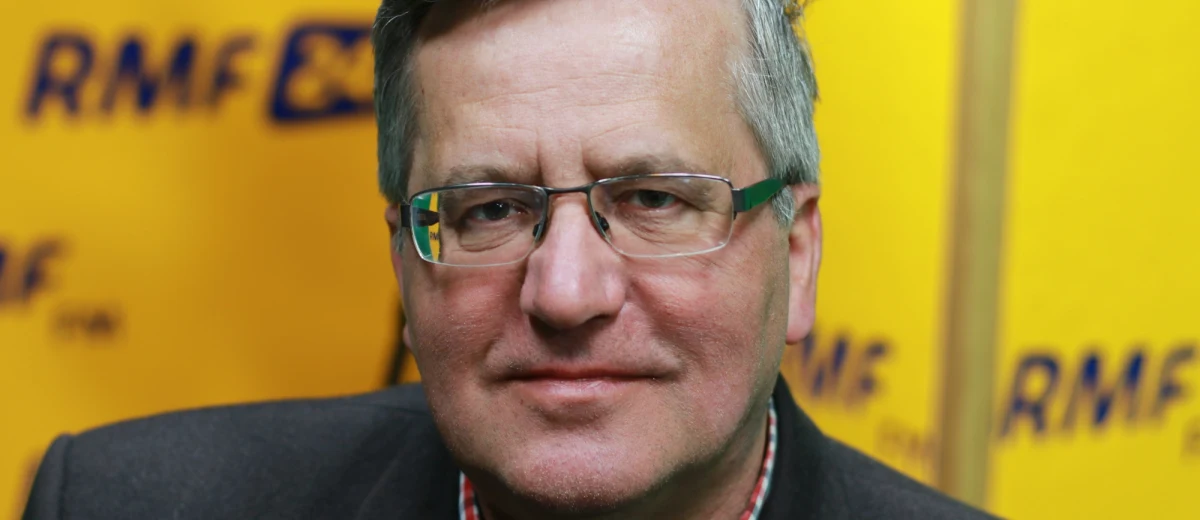 Na pewno nie włączę się w dyskusję nt. konstytucji organizowaną przez pana prezydenta Andrzeja Dudę - mówi w Porannej rozmowie w RMF FM były prezydent Bronisław Komorowski. "Warto rozmawiać o wszystkim, także o ustroju państwa, warto zawsze rozmawiać z prezydentem, ale pod warunkiem, że ma się do czynienia z prezydentem, który wypełnia swoje konstytucyjne obowiązki. Obowiązkiem prezydenta jest stać na straży konstytucji, a pan prezydent niestety sam tolerował, ale także sam czynnie łamał obowiązującą konstytucję. Dla mnie wiarygodność pana prezydenta jeśli chodzi o stosunek do konstytucji jest mocno nadszarpnięta" - podkreśla gość Marcina Zaborskiego. Według byłego prezydenta "opozycja nie powinna dać się użyć jako zasłona dymna dla bardzo złych działań pana prezydenta w obszarze konstytucji". "Do każdego działania konieczna jest wiarygodność. To tak, jakby zaprosić kryminalistę do dyskusji nad kodeksem karnym. Obowiązkiem prezydenta jest uczenie szacunku do konstytucji, którą może lubić albo nie lubić" - uważa Komorowski. Według byłego prezydenta Rada Bezpieczeństwa Narodowego to obecnie martwe ciało. "Prezydent nie bardzo używa tego narzędzia, bo rozumiem, że miałby kłopot z przedstawieniem swojej roli raczej dezertera z funkcji zwierzchnika sił zbrojnych i osoby, która zrezygnowała z wpływania na bieg spraw w wojsku. To raczej minister Macierewicz mógłby o czymkolwiek informować, ale on nie informuje, bo oczywiście ma świadomość, że by się tylko i wyłącznie kompromitował" - dodaje gość Marcina Zaborskiego.