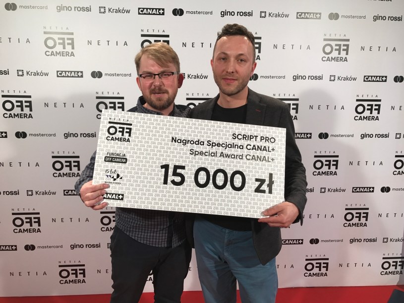 Scenariusz "We własnej osobie" Arka Biedrzyckiego oraz Bartłomiej Konarskiego otrzymał Nagrodę Specjalną Canal+ w konkursie Script Pro 2017. Laureatów ogłoszono 3 maja w Krakowie podczas NETIA Off Camera.