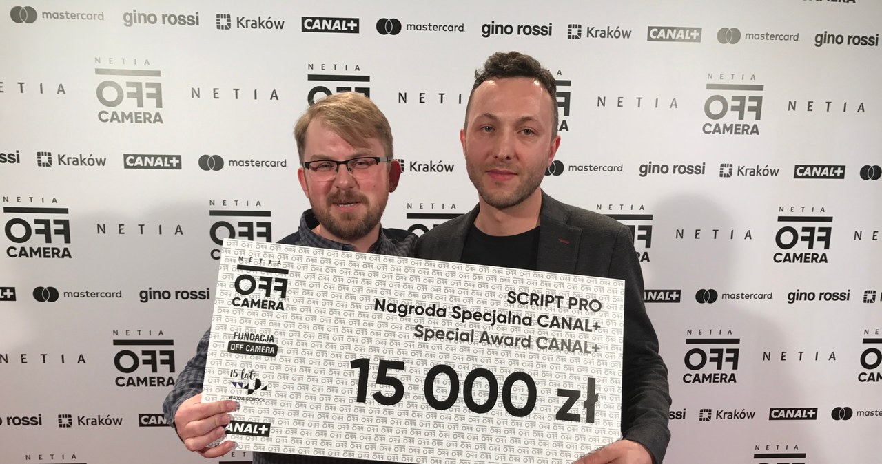 Scenariusz "We własnej osobie" Arka Biedrzyckiego oraz Bartłomiej Konarskiego otrzymał Nagrodę Specjalną Canal+ w konkursie Script Pro 2017. Laureatów ogłoszono 3 maja w Krakowie podczas NETIA Off Camera.