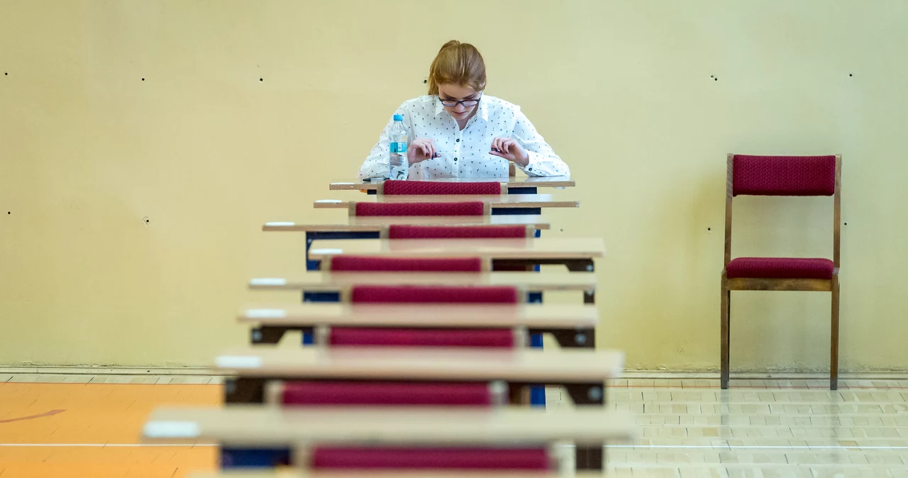 Uczniowie II Liceum Ogólnokształcącego im. Mikołaja Kopernika w Bydgoszczy przed rozpoczęciem egzaminu maturalnego.