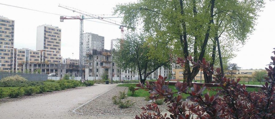 W Czyżynach powstaje jedna z największych inwestycji mieszkaniowych w Krakowie. Okazuje się, że deweloper budujący tam osiedle planuje drogę, która połączy jego inwestycje z ulicą Hynka. Problem w tym, że ma ona przebiegać przez ogród społeczny "Zielono mi".  