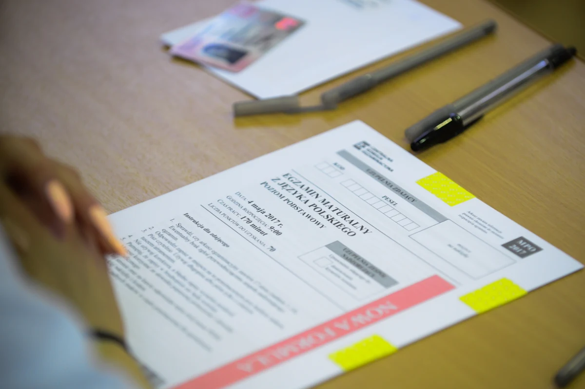 "Praca - pasja czy obowiązek" na podstawie "Ziemi, planety ludzi" Antoine'a de Saint-Exupery'ego i wiersz "Słyszę czas" Kazimierza Wierzyńskiego - takie były tematy do wyboru na maturze z języka polskiego na poziomie podstawowym. Na RMF24.pl opublikowaliśmy arkusz z egzaminu maturalnego. Na bieżąco pojawiają się także propozycje rozwiązań. Po południu na naszej stronie internetowej znajdziecie także arkusze CKE z egzaminu z języka polskiego na poziomie rozszerzonym.