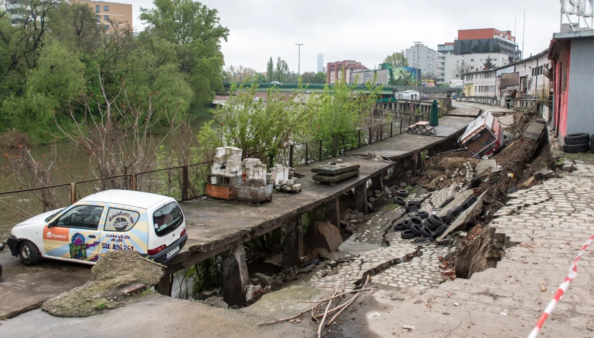 ​Na nabrzeżach Odry przy ul. Michalczyka we Wrocławiu osunął się w grunt na długości około 100 metrów. Nikt nie został ranny. Straż pożarna sprawdza, czy osuwisko nie zagraża okolicznym budynkom.