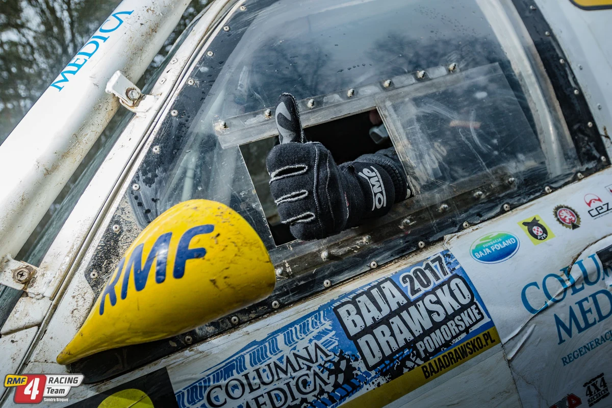 Ryk silników, błoto i ekstremalne prędkości – rajdowe emocje rozgorzeją ponownie w tym roku, tym razem w Stalowej Woli. W najbliższy weekend, na trasach o łącznej długości ponad 230 kilometrów, zawodnicy staną do walki o kolejne punkty w Rajdowych Mistrzostwach Polski Samochodów Terenowych. Na starcie nie zabraknie także załogi RMF 4RACING Team w składzie Krzysztof Biegun i Tomasz Dołhan. Jak sami przyznają – to nie będzie łatwy rajd. 