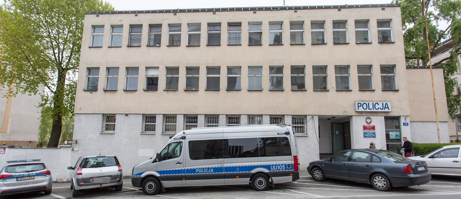 Co czwarty funkcjonariusz - w sumie 23 policjantów - z komisariatu na poznańskiej Wildzie jest na zwolnieniu lekarskim po pogryzieniu przez obrzeżka gołębnia, kleszcza występującego m.in. w miejscach gniazdowania gołębi. W komisariacie trwa dezynsekcja.