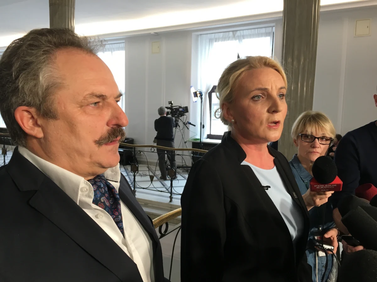 "Panie prezydencie ma pan szansę rozpocząć dziejowy moment, który będzie ważny dla pokoleń. Panie prezydencie, niech pan tego nie spieprzy!” – tymi słowami Agnieszka Ścigaj, posłanka Kukiz’15, zaapelowała do Andrzeja Dudy w sprawie propozycji przeprowadzania referendum konstytucyjnego. To słowa, które oddają poziom sejmowej dyskusji nad ustawą zasadniczą. 