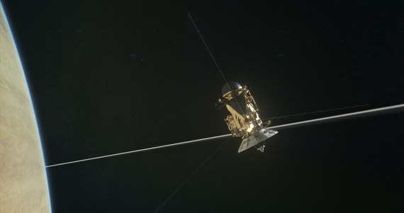 NASA opublikowała film złożony ze zdjęć wykonych przez sondę Cassini podczas pierwszego w historii przelotu między Saturnem, a  wewnętrzna krawędzią jego pierścieni. Po raz pierwszy sonda obserwowała powierzchnię chmur Saturna z tak bliska. Ostatni etap misji Cassiniego, nazwany Grand Finale, przewiduje w sumie 22 takie przeloty zanim 15 września sonda wpadnie w gęste warstwy atmosfery i spłonie.