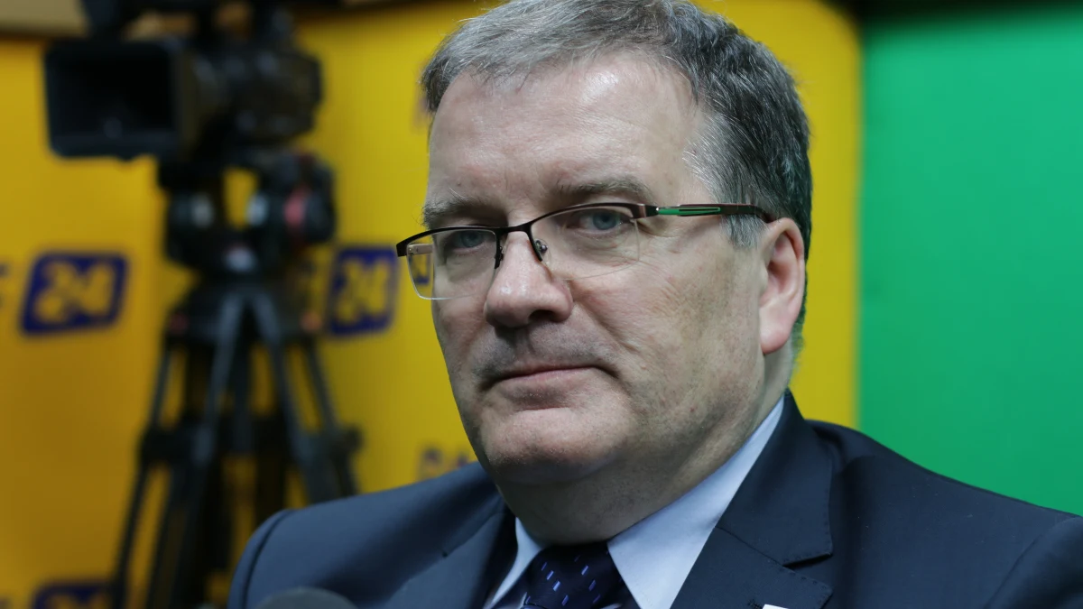 „Pan prezydent nie będzie pisał projektu nowej konstytucji, to nie jest prerogatywa prezydenta. Należy stworzyć w tym celu komisję w parlamencie, (...) można to robić pod auspicjami prezydenta. Jesteśmy na etapie konsultacji z narodem. Prezydent zapowiedział referendum (…) i dopiero po tym będzie można budować jakikolwiek projekt – czy prezydent, czy jakaś partia” – powiedział w Popołudniowej rozmowie w RMF FM Andrzej Dera. Prezydencki minister podkreślił, że jak na razie nie są analizowane propozycje zmian w konstytucji. „To byłoby narzucanie społeczeństwu jakichś rozwiązań (…). To obywatele mają się wypowiedzieć, w jaką stronę nasza konstytucja miałaby pójść” – zaznaczył minister w Kancelarii Prezydenta. „Istota polega na tym, żeby rozmawiać ze społeczeństwem. Będą przeprowadzane konsultacje, będą zaproszone różne środowiska (…), one będą miały szeroki charakter”– stwierdził Dera, mówiąc o możliwym procesie zmian w konstytucji. "Do tej pory nie znalazłem sytuacji, w której prezydent łamałby konstytucję. Opozycja, chcąc atakować prezydenta, próbuje utrwalić stereotyp, że prezydent łamie konstytucję (…). To celowe działanie ze strony opozycji" - dodał minister. Andrzej Dera skomentował także słowa byłego prezydenta Bronisława Komorowskiego, który powiedział dziś w RMF FM, że nie należy rozmawiać z prezydentem Dudą o zmianach w konstytucji, bo „to tak, jakby zaprosić kryminalistę do dyskusji nad kodeksem karnym”. "To jest niegrzeczne i bezczelne ze strony byłego prezydenta " - ocenił Dera. 