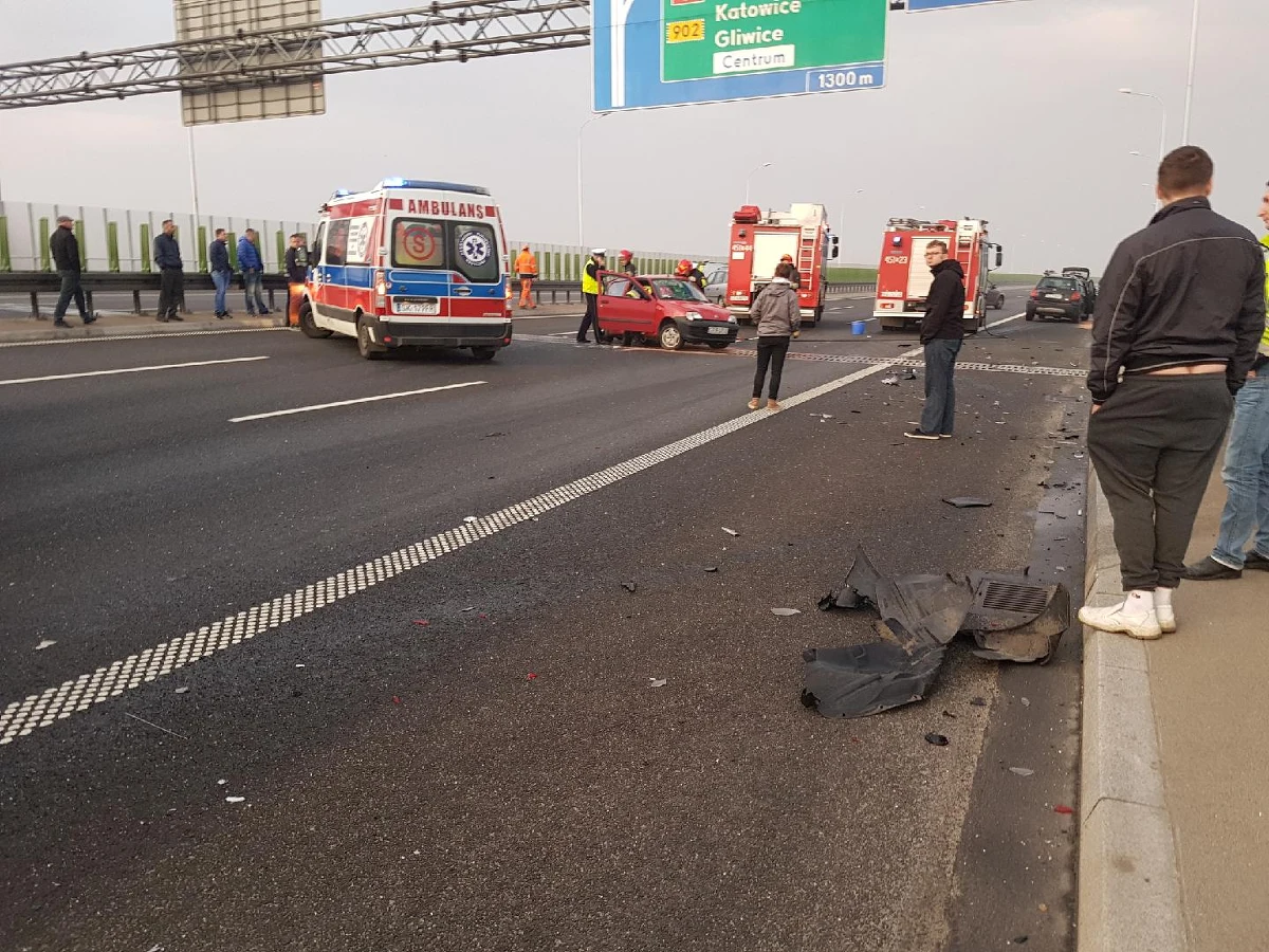 Na autostradzie A1 na Śląsku pomiędzy węzłami Gliwice Wschód - Gliwice Sośnica zderzyły się cztery samochody osobowe. Jedna osoba została ranna. Informację dostaliśmy na Gorącą Linię RMF FM.