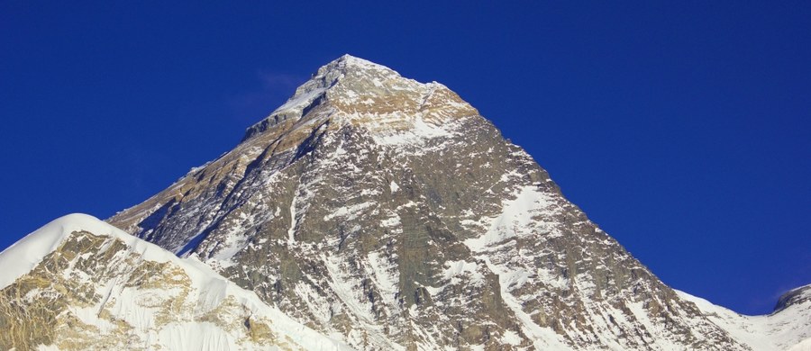 Nepal wydał rekordową liczbę pozwoleń na wejście na najwyższy szczyt świata Mount Everest (8848 m n.p.m.). Rodzi to obawy przed korkami na szlakach podczas zbliżającego się sezonu wspinaczkowego w Himalajach. 