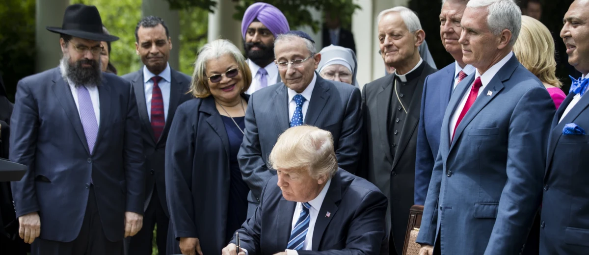 Prezydent USA Donald Trump podpisał rozporządzenie wykonawcze, które zezwoli Kościołom i związkom wyznaniowym na angażowanie się w politykę i otwarte popieranie kandydatów w wyborach. Wcześniej zabraniała tego tzw. poprawka Johnsona.