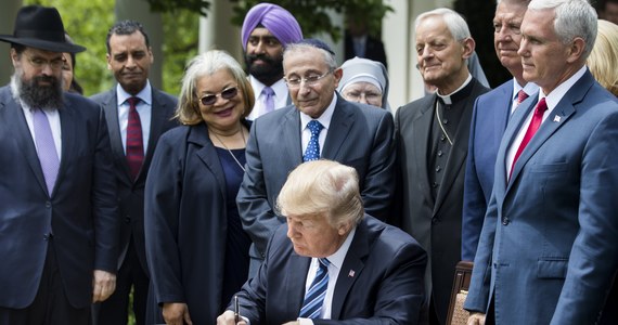 Prezydent USA Donald Trump podpisał rozporządzenie wykonawcze, które zezwoli Kościołom i związkom wyznaniowym na angażowanie się w politykę i otwarte popieranie kandydatów w wyborach. Wcześniej zabraniała tego tzw. poprawka Johnsona.