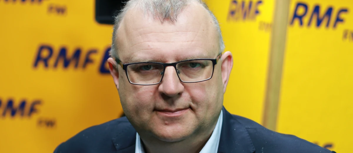 "Referendum konstytucyjne jest niedobrym pomysłem, to pomysł na obejście konstytucji przy okazji procedury jej zmiany" - mówi w Porannej rozmowie w RMF FM Kazimierz Michał Ujazdowski. "Jeśli prezydent chciałby poważnie rozpocząć debatę konstytucyjną, to powinien redukować konflikt polityczny i okazywać maksimum bezstronności, powinien łączyć Polaków, w tym wypadku po to, by zbudować płaszczyznę debaty. W ostatnich dniach zdarzały się wypowiedzi prezydenta, które raczej poszerzały, pogłębiały konflikt polityczny, niż go redukowały" - uważa gość Marcina Zaborskiego. "Propozycja prezydenta jest kompletnie nieczytelna, nie wiemy, z czym mamy do czynienia - czy z zaproszeniem do dyskusji, czy z referendum konstytucyjnym. Jeśli chodzi o referendum konstytucyjne, to jestem przeciw. Sam Andrzej Duda w kampanii prezydenckiej kwestionował zarządzenie przez Bronisława Komorowskiego referendum ws. JOW-ów. Jeśli chodzi o dyskusję - tak, ale pod warunkiem, że ona będzie poważna" - dodaje poseł do Parlamentu Europejskiego. 