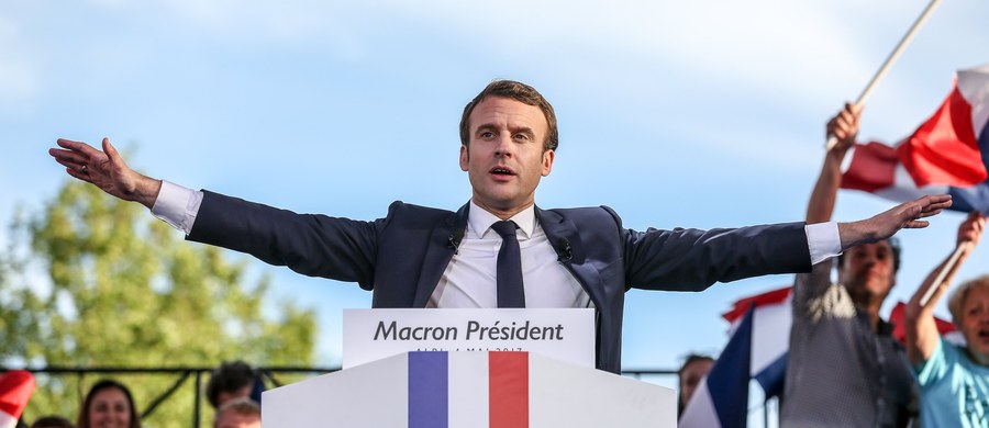 ​Na trzy dni przed drugą, rozstrzygającą turę wyborów prezydenckich zwiększa się przewaga centrysty Emmanuela Macrona nad kandydatką skrajnej prawicy Marine Le Pen - wskazuje sondaż ośrodka Elabe.