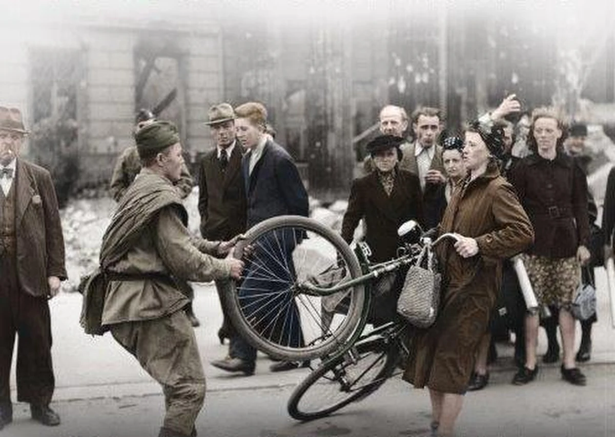 "Wyzwolenie to była tak naprawdę szarańcza, to był atak na Polskę, to była po prostu inwazja" – mówi o wkroczeniu do Polski Armii Czerwonej Kamil Janicki, naczelny wydawnictwa ciekawostkihistoryczne.pl. Nakładem tego wydawnictwa do księgarni trafiła książka autorstwa Dariusza Kalińskiego "Czerwona zaraza". Opisuje "orgię grabieży, falę mordów i spaloną ziemię". "Tutaj nawet nie da się szacować strat ludzkich, nie da się szacować tego, jaki jest rozmiar klęski rozumianej jako gwałt na stu tysiącach kobiet czy niezliczone mordy, ale możemy próbować szacować majątek, który utraciliśmy. To nawet 54 miliardy dzisiejszych dolarów" – wylicza Kamil Janicki.