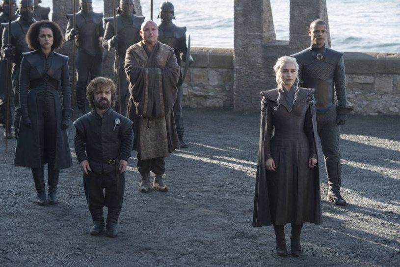 Okazuje się, że producent serialu "Gry o tron" przygotowuje cztery spin offy, związane z kultową produkcją. HBO podpisało kontrakty z czterema scenarzystami, którzy mają pracować nad nowymi historiami.