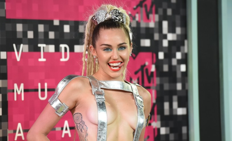 Kontrowersyjna wokalistka, która na swoim koncie ma kilka mniejszych lub większych skandali udzieliła dużego wywiadu magazynowi "Billboard", w którym zapowiedziała powrót na scenę. Ponadto Cyrus przyznała się do porzucenia nałogów. 
