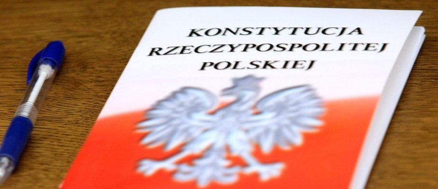 "Chcieliśmy wskazać te elementy, które stanowią zagrożenie dla konstytucyjnych wartości, przede wszystkim co do niezależności sądów i niezawisłości sędziów" - komentował opinię naukowców z Wydziału Prawa i Administracji Uniwersytetu Jagiellońskiego o reformie sądownictwa dziekan wydziału prof. dr hab. Jerzy Pisuliński. "Staraliśmy się wskazać w świetle obowiązujących przepisów i konstytucji, jak i orzecznictwa Trybunału Konstytucyjnego, gdzie są zagrożenia, natomiast to jest tylko stanowisko" - mówi. "Jakie z tego wnioski wyciągną władze państwowe, minister sprawiedliwości, czy prezydent i czy zechcą podzielić te uwagi i te zastrzeżenia - tego nie wiem" - dodaje w rozmowie z RMF FM.