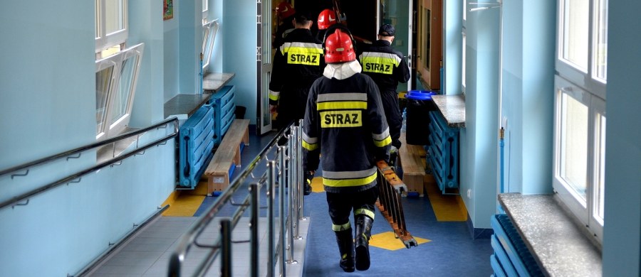 35 dzieci ze szkoły nr 9 w Mielcu w województwie podkarpackim, które wczoraj uległy zatruciu podczas apelu, prawdopodobnie jeszcze dzisiaj opuści szpitale. W sumie pomocy udzielono 45 uczniom szkoły, a prawie 400 ewakuowano. Szkoła nie działa, a na miejscu prowadzone są specjalistyczne badania. 